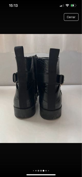 Botines negros con hebilla dorada