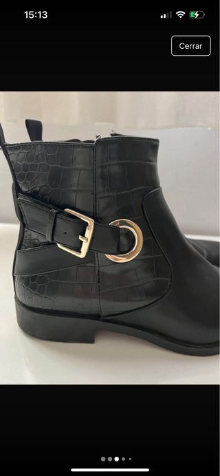 Botines negros con hebilla dorada