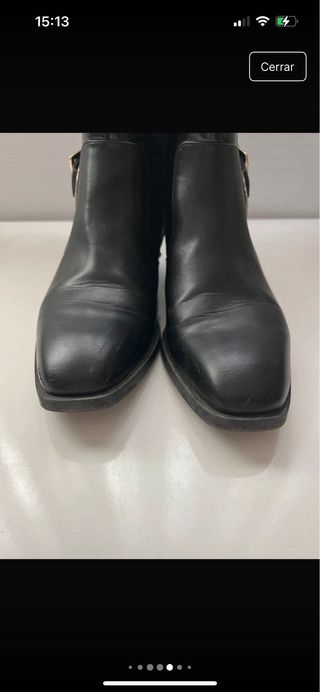 Botines negros con hebilla dorada