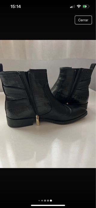Botines negros con hebilla dorada