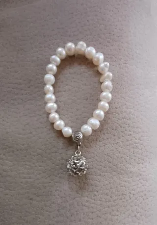 Pulsera perlas blancas con colgante