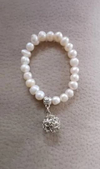 Pulsera perlas blancas con colgante