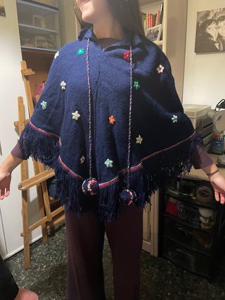 Poncho azul con flores y flecos