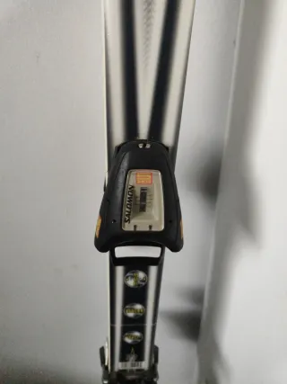 Esquís Salomon + 3 palos de regalo.