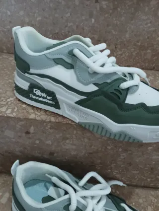 Zapatillas deportivas verdes y blancas