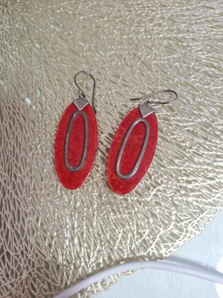 Pendientes ovalados rojos y plateados