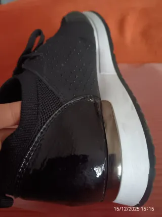 Zapatos negros cómodos con pedrería