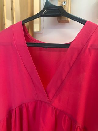 Vestido rosa corto con volantes