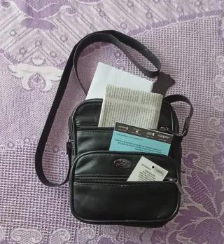 Bolso bandolera de piel negro caballero. Jaguar