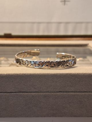 Pulsera de plata con diseño de olas