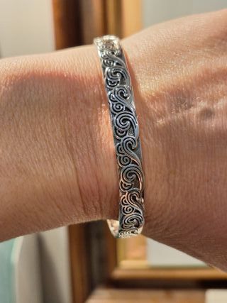 Pulsera de plata con diseño de olas