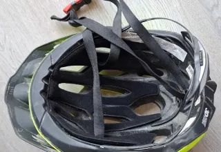 Casco da bici giallo fluo