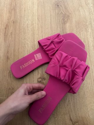 Chanclas Fucsia con Diseño Fruncido