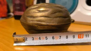 Nuez de bronce decorativa