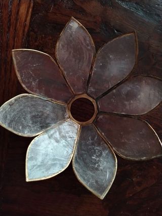 Coppia paralumi madreperla e ottone ,fiore