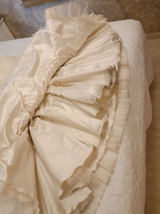 Precioso vestido de novia corte romántico.