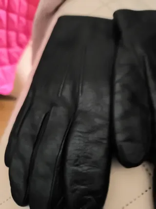 Guantes de piel y pelo negros y blancos