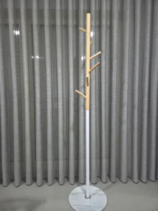 Cabide de pé em madeira e mármore