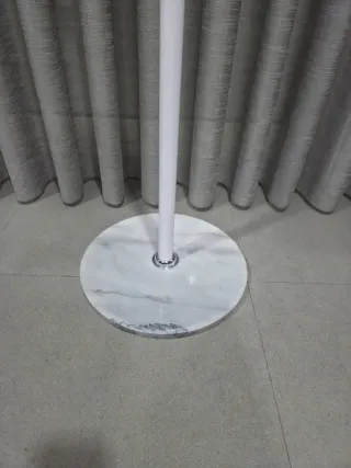 Cabide de pé em madeira e mármore