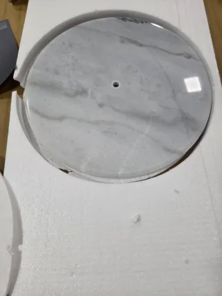 Cabide de pé em madeira e mármore