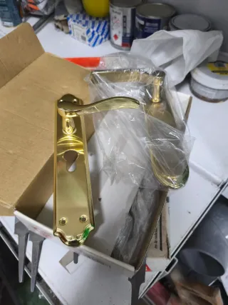 Manetas de puerta doradas estilo clásico