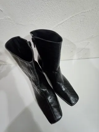 Botas negras efecto piel