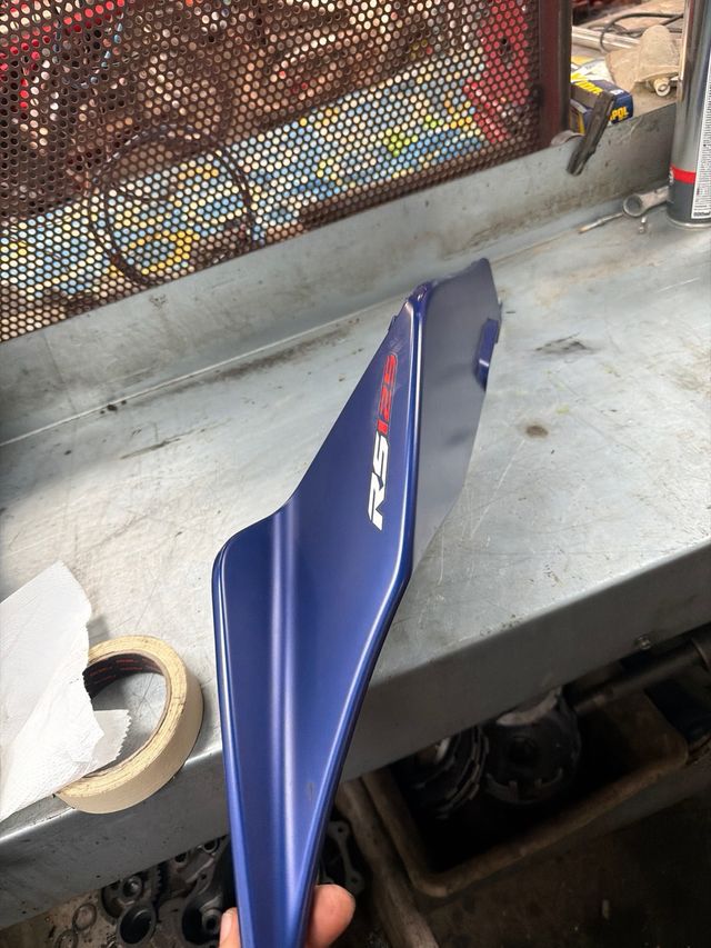 Tapa colín derecha Aprilia RS 125 2022