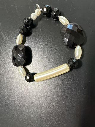 Pulsera única de cuentas negras y perlas