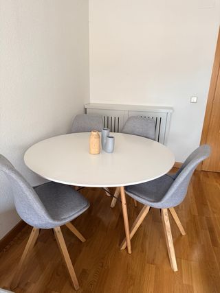 Mesa redonda de comedor blanca