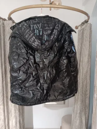 Cazadora Desigual acolchada negra brillante