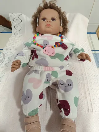 Muñeca Reborn con chupete y collar 55 cm .