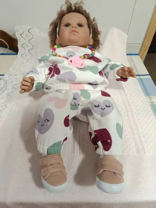 Muñeca Reborn con chupete y collar 55 cm .