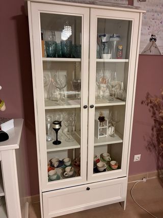 Vitrina de cristal y madera