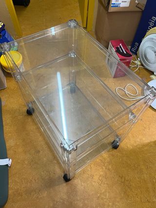 Mesa auxiliar de metacrilato y cristal