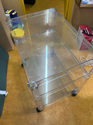 Mesa auxiliar de metacrilato y cristal