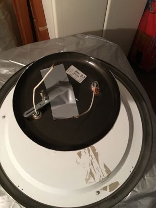 Lámpara de techo dorada y blanca