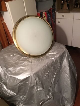 Lámpara de techo dorada y blanca