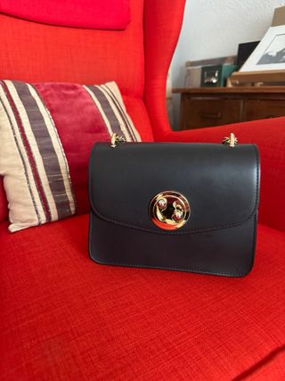 Bolso negro cuero cadena dorada