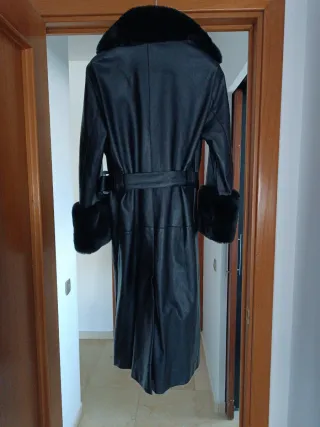 Abrigo largo símil cuero negro,con piel