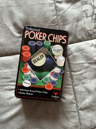 Set de aprox 100 fichas de póker profesionales.