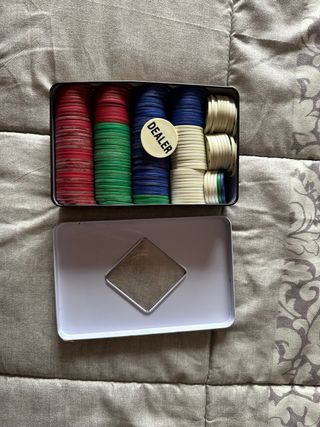 Set de aprox 100 fichas de póker profesionales.