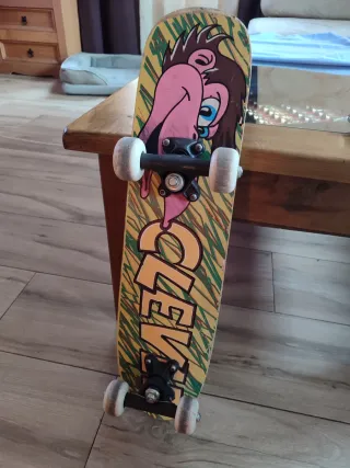 Monopatín de madera con diseño