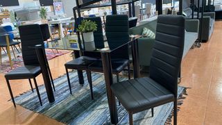 Mesa cristal negra + 4 sillas polipiel