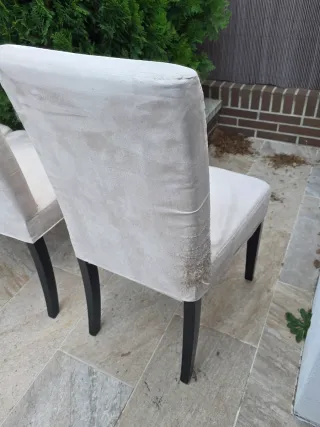 Juego de 3 sillas de comedor beige.