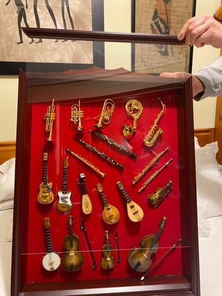 Vitrina pared con mini instrumentos musicales