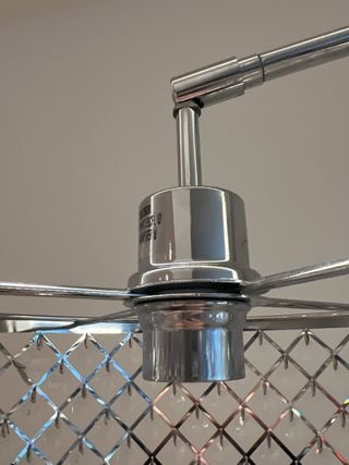 Lámpara de pie plateada con cristales