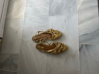 Chanclas doradas planas