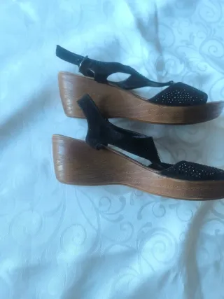 Sandalias negras con pedrería