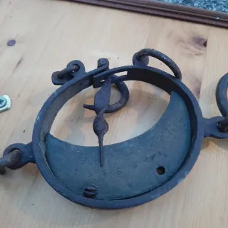 Pannello decorativo con bilance antiche