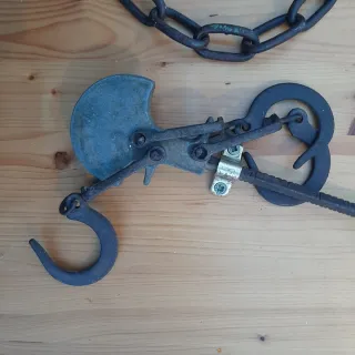 Pannello decorativo con bilance antiche